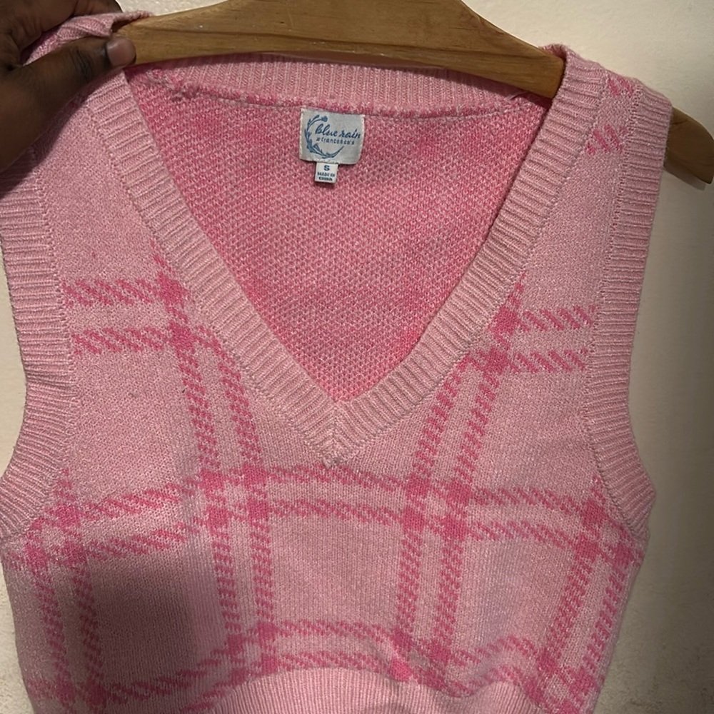 I’m selling this pink vest size small